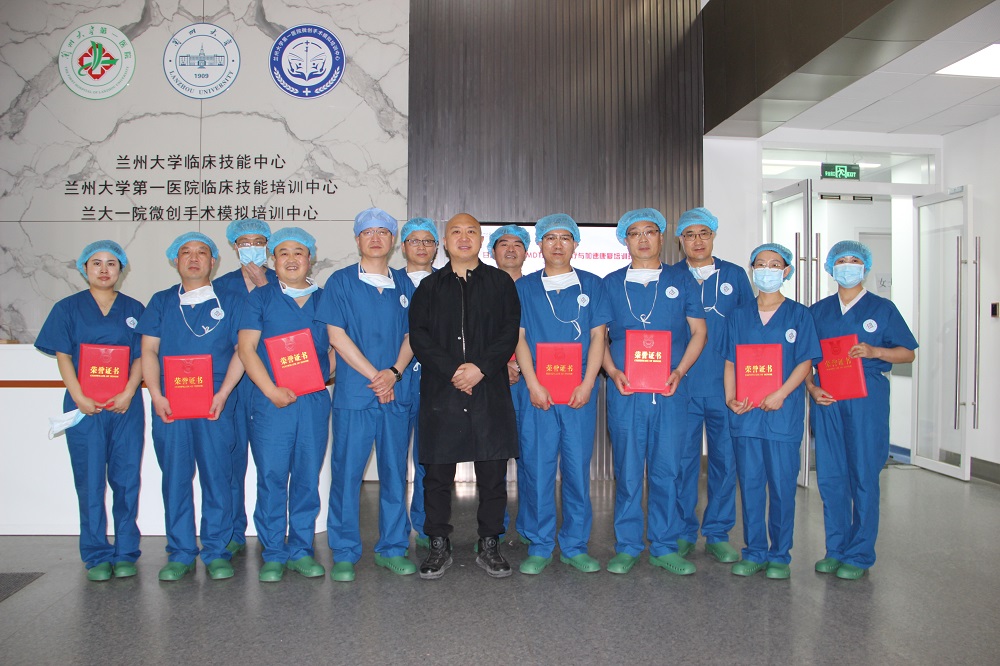图2：指导老师和参训的部分学员.jpg